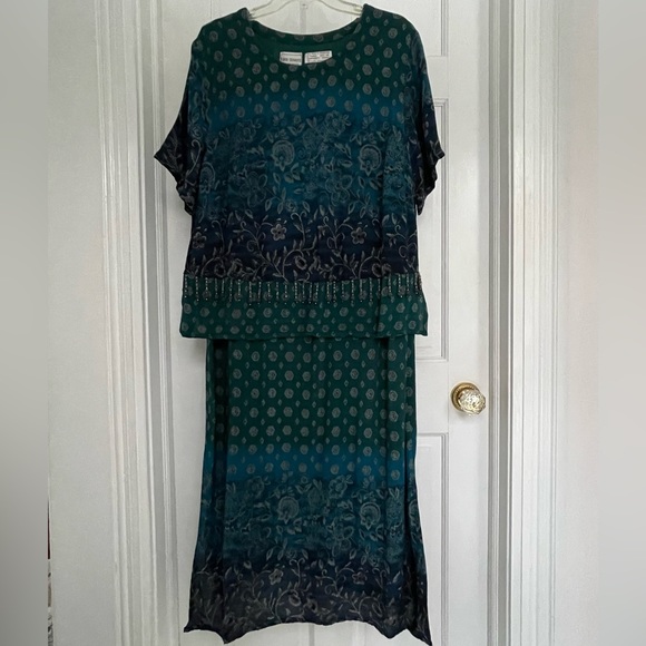 18 Women’s petite turquoise and teal beaded dress - Picture 3 of 10